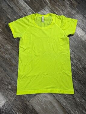 Lululemon Shifty Tech Short Sleeve Tee Size 8 hip length